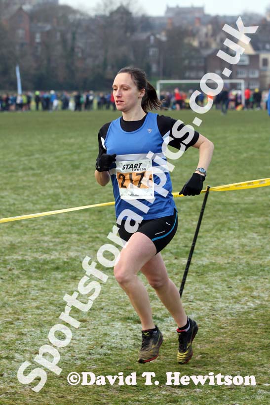 Morpeth 3rd leg in senior women Durham Cathedral Relays. Photo: David T. Hewitson/Sports for All Pics